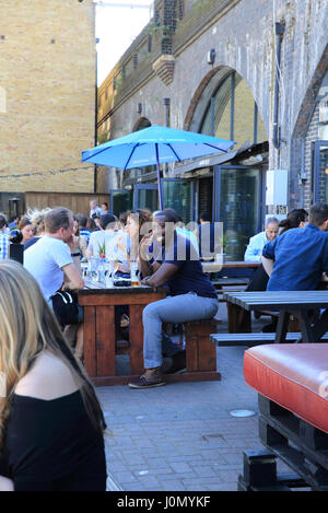 Trendige Bars und Restaurants auf Paradise Row, darunter die Bahnbögen in Bethnal Green, E2, London, Großbritannien Stockfoto