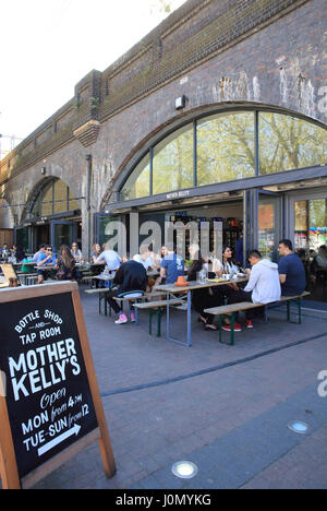 Trendige Bars und Restaurants auf Paradise Row, darunter die Bahnbögen in Bethnal Green, E2, London, Großbritannien Stockfoto