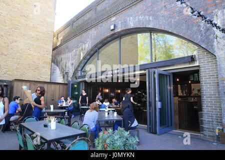 Trendige Bars und Restaurants auf Paradise Row, darunter die Bahnbögen in Bethnal Green, E2, London, Großbritannien Stockfoto