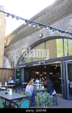 Trendige Bars und Restaurants auf Paradise Row, darunter die Bahnbögen in Bethnal Green, E2, London, Großbritannien Stockfoto