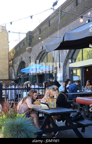 Trendige Bars und Restaurants auf Paradise Row, darunter die Bahnbögen in Bethnal Green, E2, London, Großbritannien Stockfoto