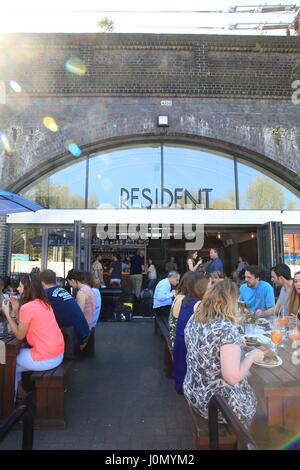 Trendige Bars und Restaurants auf Paradise Row, darunter die Bahnbögen in Bethnal Green, E2, London, Großbritannien Stockfoto