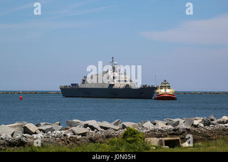 USS Milwaukee (LCS-5) geschleppt in das Hafenbecken am NS Mayport, FL Stockfoto