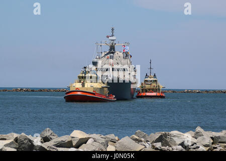 USS Milwaukee (LCS-5) geschleppt in das Hafenbecken am NS Mayport, FL Stockfoto