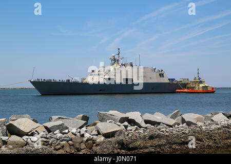 USS Milwaukee (LCS-5) geschleppt in das Hafenbecken am NS Mayport, FL Stockfoto