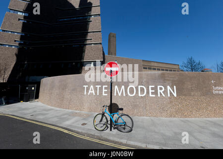 Graffiti an einer Durchfahrt Straße unterzeichnen ausserhalb der Schalter-Haus eine zehn Etagen Erweiterung der Tate Modern Art Gallery, London. Entworfen von Herzog & de Meu Stockfoto