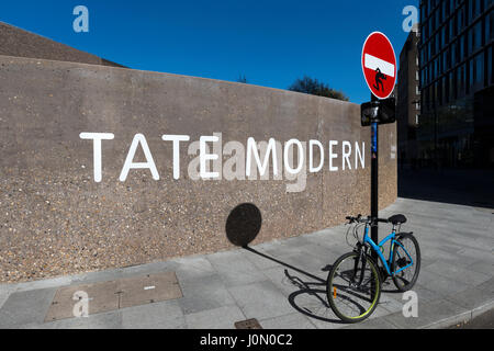 Graffiti an einer Durchfahrt Straße unterzeichnen ausserhalb der Schalter-Haus eine zehn Etagen Erweiterung der Tate Modern Art Gallery, London. Entworfen von Herzog & de Meu Stockfoto