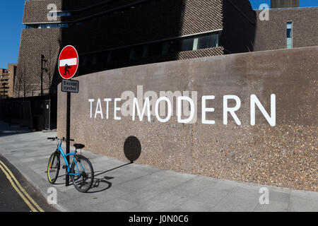 Graffiti an einer Durchfahrt Straße unterzeichnen ausserhalb der Schalter-Haus eine zehn Etagen Erweiterung der Tate Modern Art Gallery, London. Entworfen von Herzog & de Meu Stockfoto