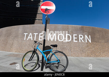 Graffiti an einer Durchfahrt Straße unterzeichnen ausserhalb der Schalter-Haus eine zehn Etagen Erweiterung der Tate Modern Art Gallery, London. Entworfen von Herzog & de Meu Stockfoto