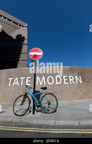 Graffiti an einer Durchfahrt Straße unterzeichnen ausserhalb der Schalter-Haus eine zehn Etagen Erweiterung der Tate Modern Art Gallery, London. Entworfen von Herzog & de Meu Stockfoto