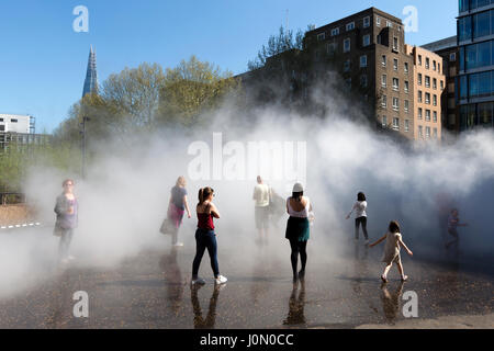 Fujiko Nakaya immersive Nebel Skulptur in Süd-Terrasse Tate Modern Gallery, Southwark, London, UK. Stockfoto