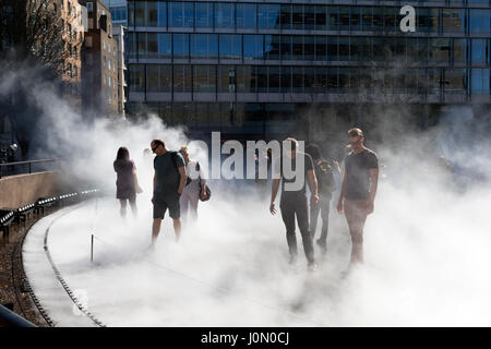 Fujiko Nakaya immersive Nebel Skulptur in Süd-Terrasse Tate Modern Gallery, Southwark, London, UK. Stockfoto