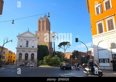 Italienisches Alltag. Normaler Tag auf einer italienischen Straße. Straßenverkehr auf einer Kreuzung. Autos und Motos in einer Straße von Rom, Italien Stockfoto