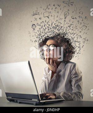 Frau vor Laptop denken Stockfoto