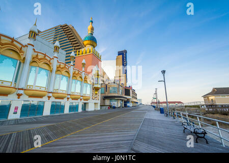 Gebäude entlang der Promenade in Atlantic City, New Jersey. Stockfoto