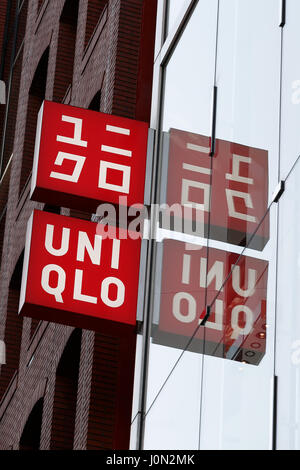 Tokio, Japan. 14. April 2017. Ein Uniqlo-Schild auf dem Display außerhalb der Ginza Flagshipstore am 14. April 2017, Tokio, Japan. Die japanische Casualwear Marke Besitzer, Fast Retailing Co. Ltd., berichtet eine Gewinnsteigerung um 80 % im zweiten Quartal am Donnerstag. Gewinne auf 42,1 Milliarden JPY in den drei Monaten endet im Februar, im Gegensatz zu 23,4 Milliarden Yen für den gleichen Zeitraum im Vorjahr gestiegen. Bildnachweis: Rodrigo Reyes Marin/AFLO/Alamy Live-Nachrichten Stockfoto