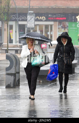 Southport, Merseyside. 14. April 2017. Großbritannien Wetter. Eine kalte & Nasser Start in den Tag im Badeort von Southport in Merseyside. Starkregen & stürmischen Winde Zerschlage die mutig genug waren, in die Stadt zu gehen. Wolken mit Regen sind die Nord west für den Rest des Tages zu beeinträchtigen. Bildnachweis: Cernan Elias/Alamy Live-Nachrichten Stockfoto