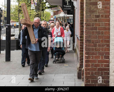 Brentwood, Essex, 14. April 2017; Karfreitag Walk of Witness, Brentwood, Hautpstraße Credit: Ian Davidson/Alamy Live-Nachrichten Stockfoto