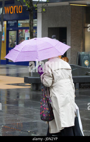 Southport, Merseyside. 14. April 2017. Großbritannien Wetter. Eine kalte & Nasser Start in den Tag im Badeort von Southport in Merseyside. Starkregen & stürmischen Winde Zerschlage die mutig genug waren, in die Stadt zu gehen. Wolken mit Regen sind die Nord west für den Rest des Tages zu beeinträchtigen. Bildnachweis: Cernan Elias/Alamy Live-Nachrichten Stockfoto