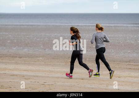 St. Andrews, Schottland. 14. April 2017. Großbritannien Wetter. Kälte mit Licht Wind und ruhiger See an der Küste als Morgen Spaziergänger und Jogger genießen umfangreiche Sand der Weststrand. Kredite; MediaWorldImages/AlamyLiveNews Stockfoto