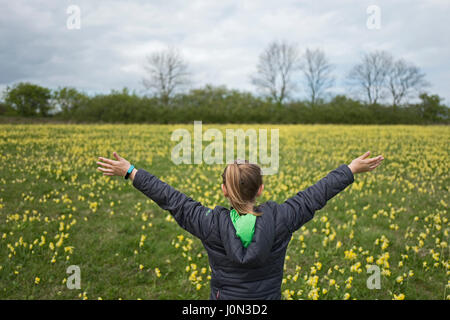 Hunstanton, UK. 13. April 2017. Großbritannien Wetter. Junges Mädchen (Charlotte Tipling) in Wiese von Schlüsselblumen setzen auf ein spektakuläres Feuerwerk von Ostern in der Nähe von Hunstanton North Norfolk Credit: David Tipling Foto Bibliothek/Alamy Live News Stockfoto