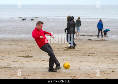 St. Andrews, Schottland. Großbritannien Wetter. 14. April 2017. Kälte mit Licht Wind und ruhiger See an der Küste als Morgen Spaziergänger und Jogger genießen umfangreiche Sand der Weststrand. Bildnachweis: MediaWorldImages/Alamy Live-Nachrichten Stockfoto