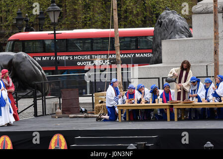 Letztes Abendessen. Karfreitag die Besetzung von Wintershall porträtierte die „Passion“ und die Auferstehung Jesu Christi auf dem Trafalgar Square als Bühne Stockfoto