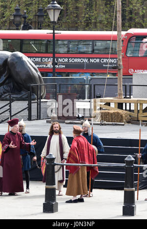 Karfreitag die Besetzung von Wintershall porträtierte die „Passion“ und die Auferstehung Jesu Christi auf dem Trafalgar Square als Bühne Stockfoto