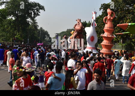 Dhaka. 14. April 2017. Bangladeshi Menschen marschieren zur Feier der Bengali-Neujahr am 14. April 2017 in Dhaka, der Hauptstadt von Bangladesch. Zehntausende von Menschen tragen traditionelle Kleider trat eine bunte Prozession, die Mangal Shobha Jatra, Bengali neues Jahr 1424 mit guter Laune in Bangladesch Hauptstadt Dhaka am Freitagmorgen begrüßen zu dürfen. Bildnachweis: Jibon Ahsan/Xinhua/Alamy Live-Nachrichten Stockfoto