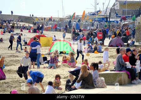 Lyme Regis, Dorset, UK. 14. April 2017. Urlauber auf Lyme Regis Strand drängen sich als mehr Besucher an der Küste von Dorset kommen und Feiertag in vollem Gange bekommt. Bildnachweis: Tom Corban/Alamy Live-Nachrichten Stockfoto