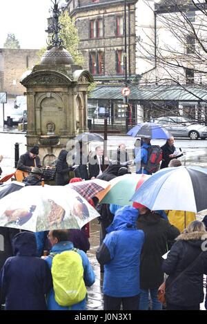 Buxton, Derbyshire 14. April 2017 feiern Christen in Buxton Karfreitag mit einem Spaziergang von Zeugen aus der Pfarrkirche St. Johannes die Fußgängerzone Einkaufszentrum. Sie stoppen viermal für Hymnen und aus St. Markus-Evangelium. Christen in der ganzen Welt feiern Karfreitag wie am ersten Tag, wenn Jesus Christus, bevor Sie sich wieder am Ostersonntag gekreuzigt wurde. Bildnachweis: John Fryer/Alamy Live-Nachrichten Stockfoto