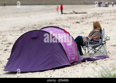 St. Andrews, Schottland. Großbritannien Wetter. 14. April 2017. Kälte mit Licht Wind und ruhiger See an der Küste als Morgen Spaziergänger und Jogger genießen umfangreiche Sand der Weststrand. Kredite;  MediaWorldImages/AlamyLiveNews Stockfoto