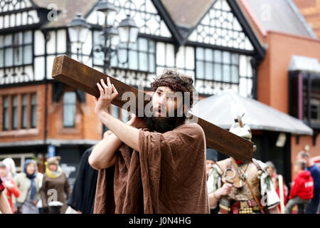 Chester, UK. 14. April 2017. Jesus Schauspieler tragen ist eine hölzerne stumpf, Chester, 14. April 2017 Credit: Barbara Koch/Alamy Live News Stockfoto