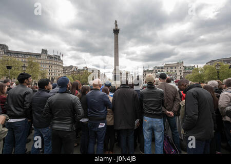 London, UK. 14. April 2017. Massen ansehen der open-air-Aufführung von "die Passion Jesu' durch die Wintershall-Spieler am Karfreitag Ostern auf dem Trafalgar Square © Guy Corbishley/Alamy Live-Nachrichten Stockfoto