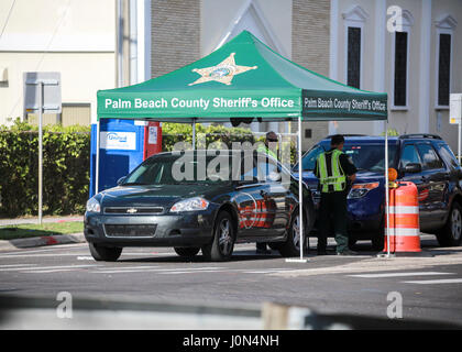 Florida, USA. 14. April 2017. PBSO Monitor Verkehr am südlichen Boulevard an der Kreuzung mit Flagler Drive bei Präsident Donald Trump Besuch Freitag, 14. April 2017. Bildnachweis: Bruce R. Bennett/der Palm Beach Post/ZUMA Draht/Alamy Live-Nachrichten Stockfoto