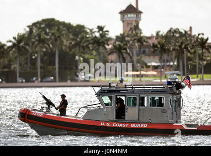 Florida, USA. 14. April 2017. Ein US-Küstenwache Boot Patrouillen in der Nähe von Mar-a-Lago bei Präsident Donald Trump Besuch Freitag, 14. April 2017. Bildnachweis: Bruce R. Bennett/der Palm Beach Post/ZUMA Draht/Alamy Live-Nachrichten Stockfoto