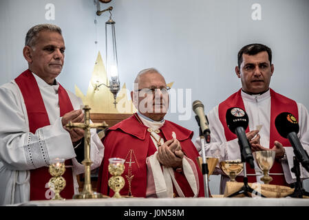 Ostern im Irak: Gründonnerstag Waschen der Füße mit Mar Louis Raphael Sako - Segen der Gastgebers Stockfoto