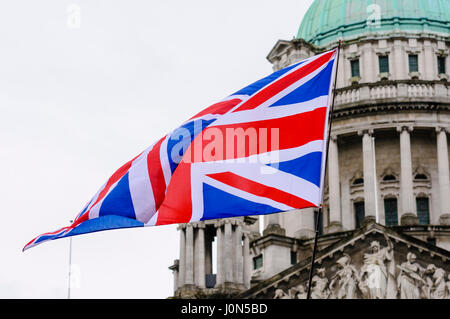 Belfast, Nordirland. 14 Apr 2017 - Irisch-republikanische Gruppe Saoradh Protest gegen britische Armee Veteranen in der City Hall von Belfast. Stockfoto