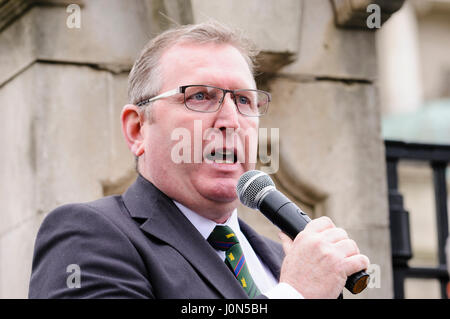 Belfast, Nordirland. 14 Apr 2017 - Irisch-republikanische Gruppe Saoradh Protest gegen britische Armee Veteranen in der City Hall von Belfast. Stockfoto