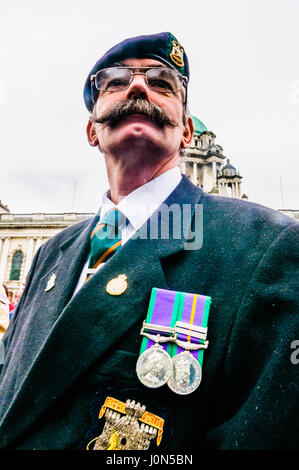 Belfast, Nordirland. 14 Apr 2017 - Irisch-republikanische Gruppe Saoradh Protest gegen britische Armee Veteranen in der City Hall von Belfast. Stockfoto