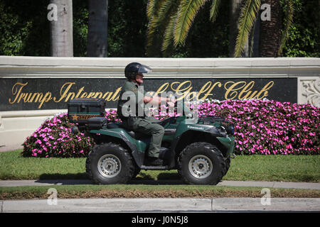 Florida, USA. 14. April 2017. PBSO Patrouillen der Perimeter des Trump International Golf Club in West Palm Beach während Präsident Donald Trump Besuch Freitag, 14. April 2017. Bildnachweis: Bruce R. Bennett/der Palm Beach Post/ZUMA Draht/Alamy Live-Nachrichten Stockfoto