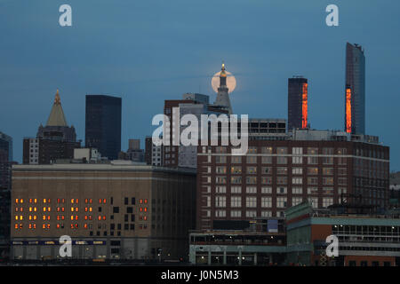 Vollmond ist am Montagabend, 10 auf der Insel Manhattan in New York City gesehen.  (FOTO: WILLIAM VOLCOV/BRASILIEN PHOTO PRESS) Stockfoto