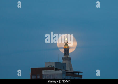 Vollmond ist am Montagabend, 10 auf der Insel Manhattan in New York City gesehen.  (FOTO: WILLIAM VOLCOV/BRASILIEN PHOTO PRESS) Stockfoto