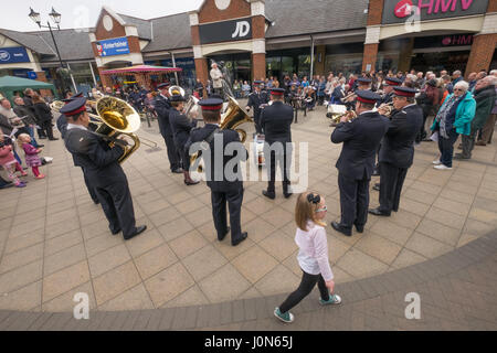 London, UK. Die Heilsarmee-Band spielen die Musik für eine Hymne an TheStaines Rat der Kirchen statt Karfreitag Service im Two Rivers Retail Park, wo sie, Hot Cross Buns mit eine Osterbotschaft, Shopper gaben, einladen, teilzunehmen und kommen zurück in die Kirche am Ende der Veranstaltung für Tee und Kaffee und um mehr zu erfahren. Der Service inbegriffen Hymnen, Lieder, Gebete, Lesungen und eine Adresse über Christi Passion und Auferstehung mit Beiträgen von Staats-und Regierungschefs vieler Staines christlichen Gruppen. Bildnachweis: Peter Marshall/Alamy Live-Nachrichten Stockfoto