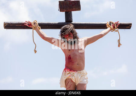 Calle Grande, Adeje, Teneriffa, Spain.14 April 2017. "La Pasión", die jährliche Verleihung der letzten Tage und Kreuzigung Jesu, mit über 300 Laiendarsteller an der Produktion beteiligt. Seit 23 Jahren zunächst als eine kleine theatralische Präsentation außerhalb der Kirche Santa Úrsula trat es in Adeje. Es ist im Laufe der Jahre gewachsen und integriert verschiedene Stufen. Stockfoto