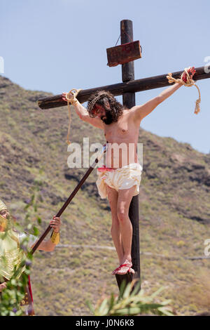 Calle Grande, Adeje, Teneriffa, Spain.14 April 2017. "La Pasión", die jährliche Verleihung der letzten Tage und Kreuzigung Jesu, mit über 300 Laiendarsteller an der Produktion beteiligt. Seit 23 Jahren zunächst als eine kleine theatralische Präsentation außerhalb der Kirche Santa Úrsula trat es in Adeje. Es ist im Laufe der Jahre gewachsen und integriert verschiedene Stufen. Stockfoto