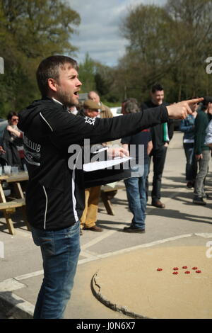 Tinsley Green, Sussex, UK. 14. April 2017. Die Marmor-Weltmeisterschaft 2017 erfolgt an der Greyhound Pub in Tinsley Green, wie es jeden Karfreitag seit 1932 getan hat. Bildnachweis: Roland Ravenhill/Alamy Live-Nachrichten Stockfoto