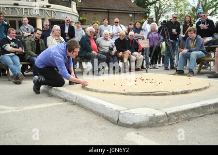 Tinsley Green, Sussex, UK. 14. April 2017. Die Marmor-Weltmeisterschaft 2017 erfolgt an der Greyhound Pub in Tinsley Green, wie es jeden Karfreitag seit 1932 getan hat. Bildnachweis: Roland Ravenhill/Alamy Live-Nachrichten Stockfoto