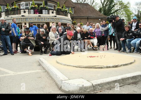 Tinsley Green, Sussex, UK. 14. April 2017. Die Marmor-Weltmeisterschaft 2017 erfolgt an der Greyhound Pub in Tinsley Green, wie es jeden Karfreitag seit 1932 getan hat. Bildnachweis: Roland Ravenhill/Alamy Live-Nachrichten Stockfoto