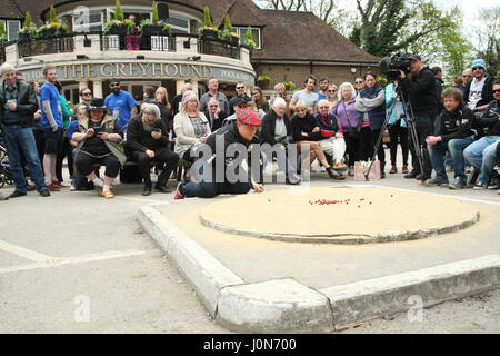 Tinsley Green, Sussex, UK. 14. April 2017. Die Marmor-Weltmeisterschaft 2017 erfolgt an der Greyhound Pub in Tinsley Green, wie es jeden Karfreitag seit 1932 getan hat. Bildnachweis: Roland Ravenhill/Alamy Live-Nachrichten Stockfoto